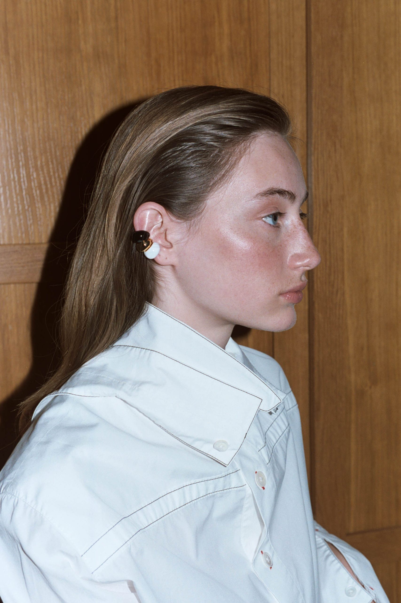 ENAMELLED CHEVALIER EAR CUFF SMALL - Image 4