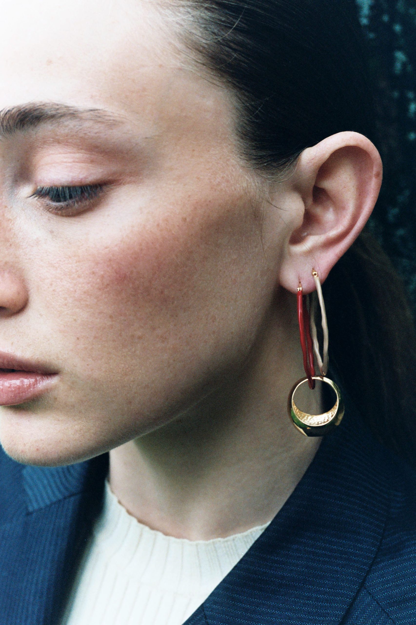 ENAMELLED OVAL EARRINGS NUDE - Image 3