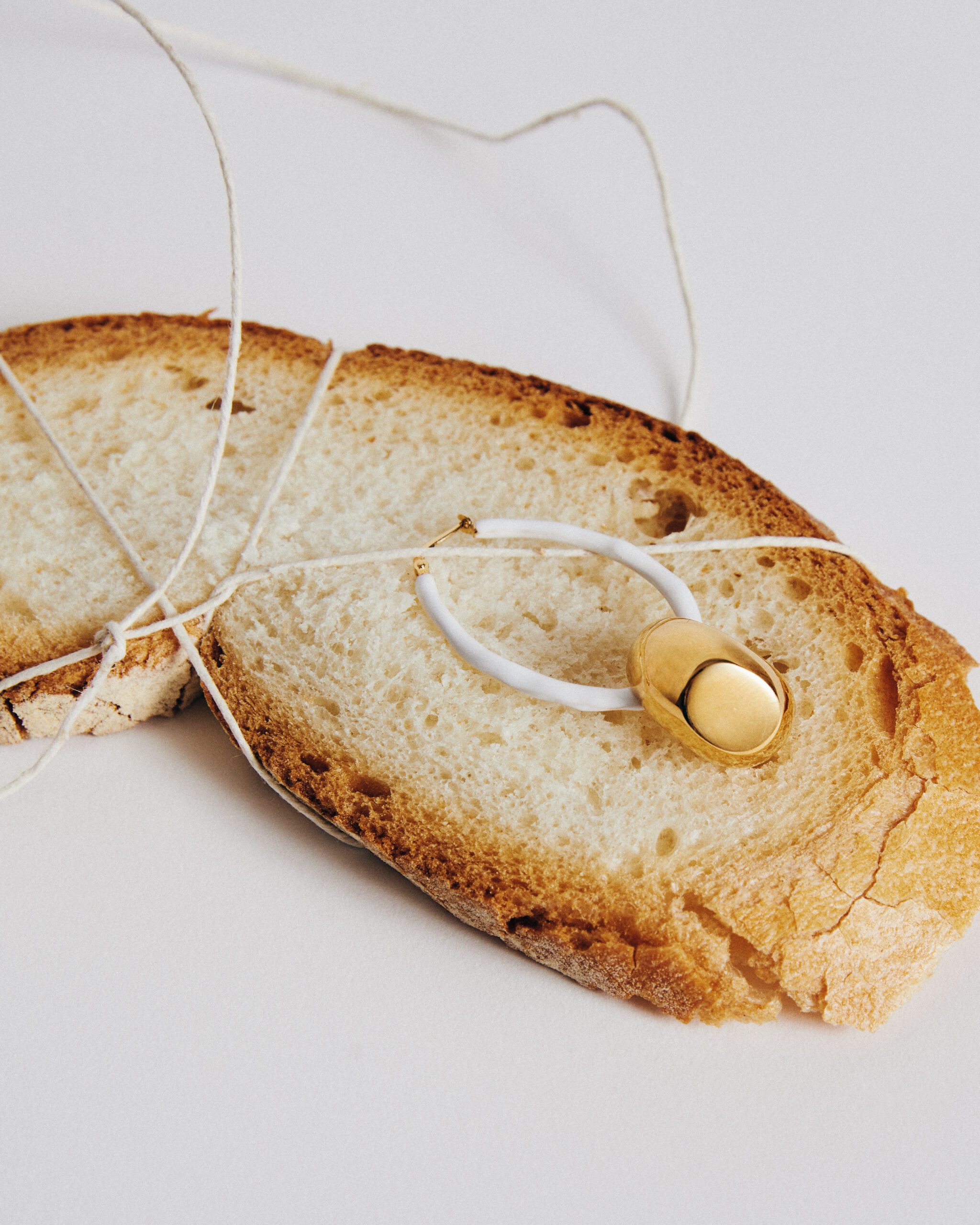 Orecchini Ovali Smaltati Bianchi - immagine 3